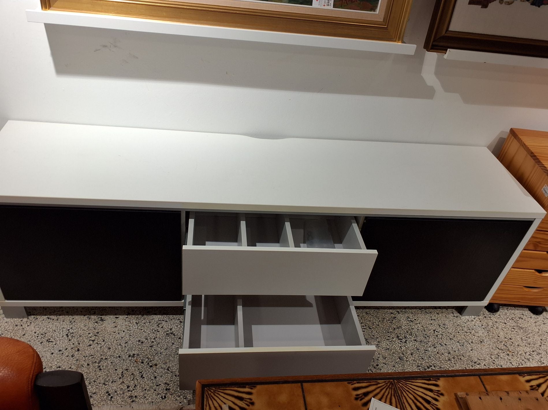 (2642) TV bord m. skab